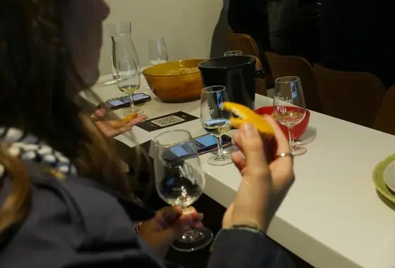 Teilnehmerin prüft die Aromen ihres Glases bei einem Wine-Break-Abend
